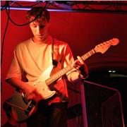 Bonjour ! Je suis un jeune homme cherchant quelques personnes motivées pour apprendre à jouer de la guitare